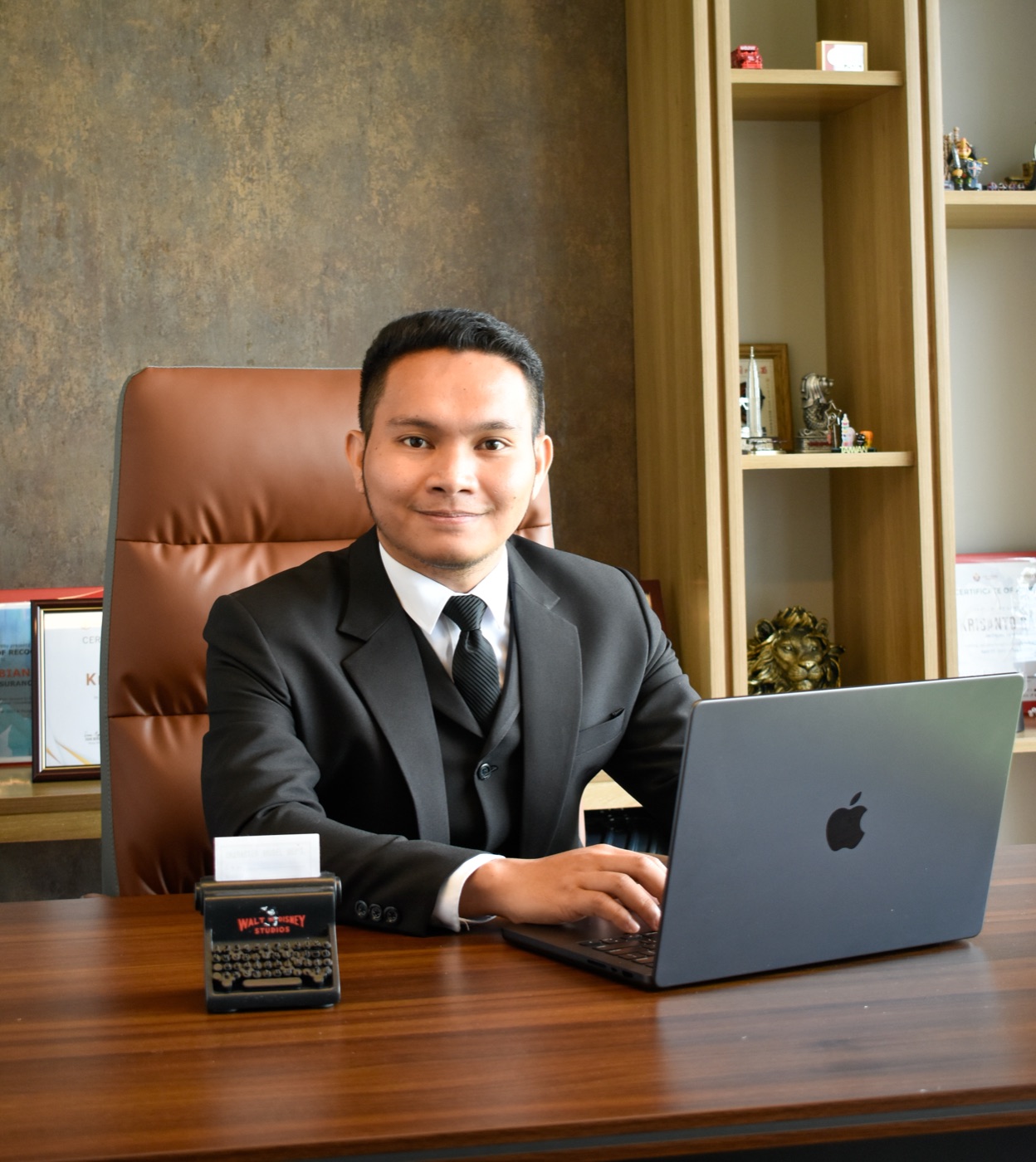 Jobette B. Astrologio, CPA, at his desk